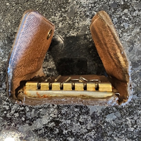 Louis Vuitton Monogram 6 Key Holder with Chain and Charm - Picture 12 of 14